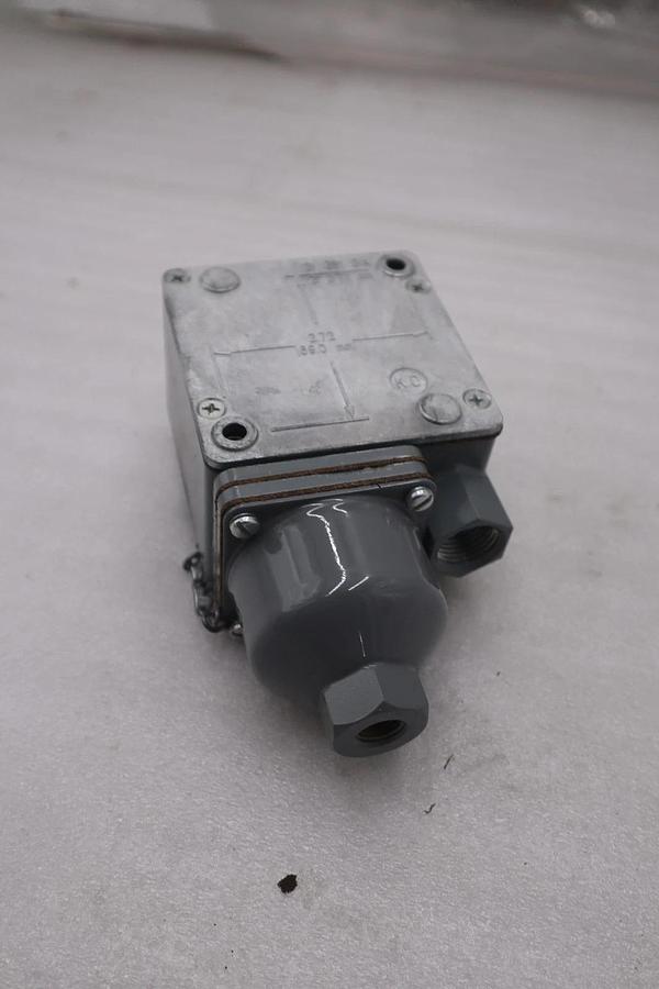 NEW ALLEN BRADLEY 836T-T251J /B PRESSURE CONTROL STOCK GF-713A