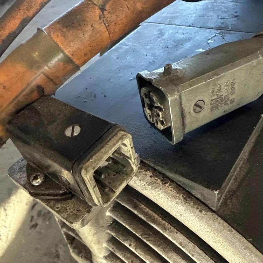 Used Rexroth R911309391 Servo Induction Motor MAD130D-0100-SA-S0-BQ1-35-N1 #HP130