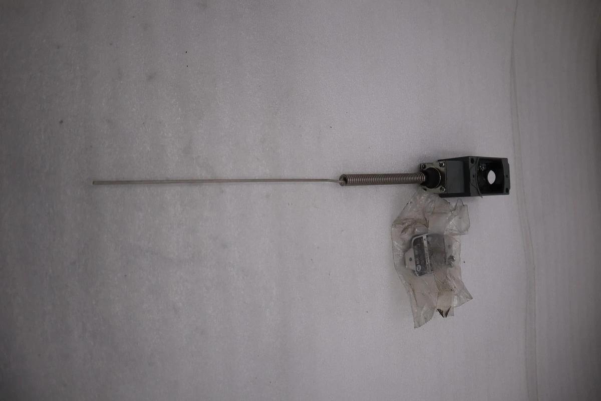NEW OPEN BOX AB ALLEN-BRADLEY 802R-WS1F LIMIT SWITCH STK L-204CC