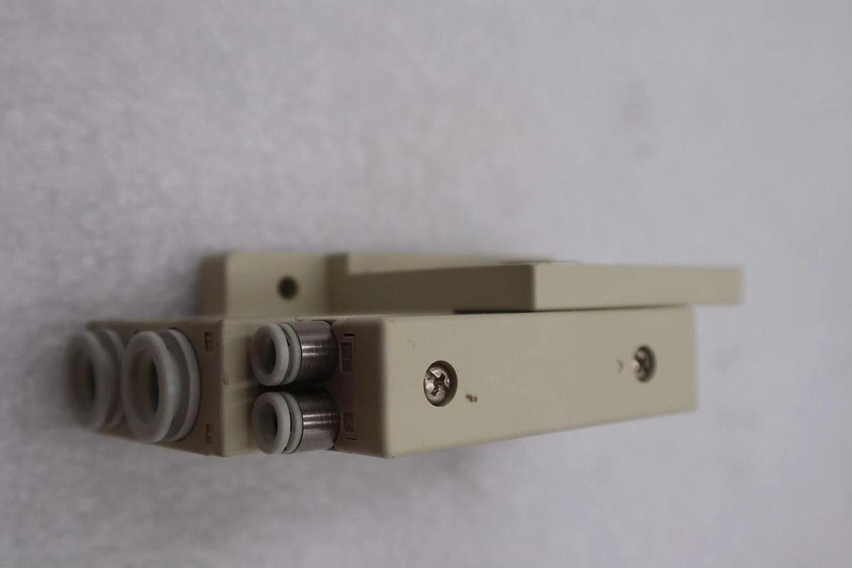 SMC SV3000-51D-10AR-C1-2 MANIFOLD BLOCK NEW OPEN BOX STOCK K-2426