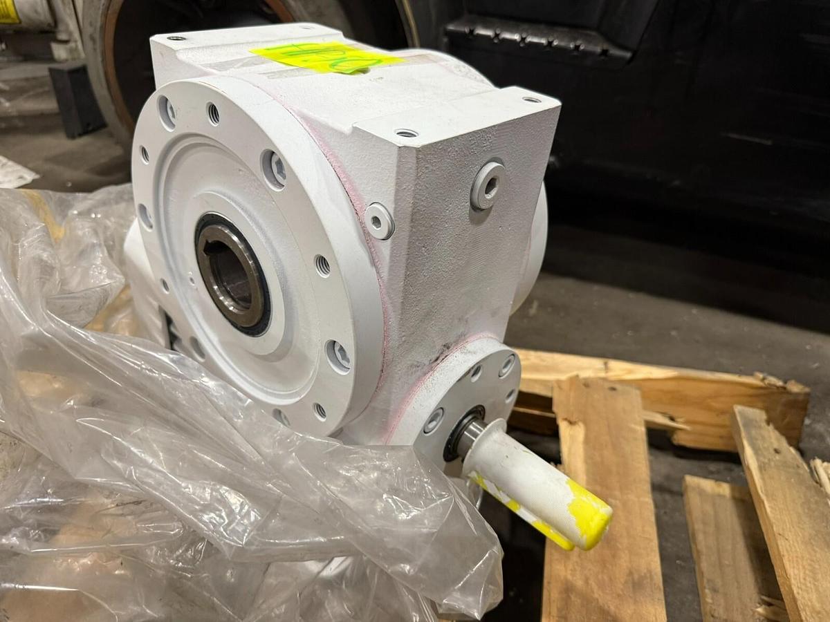 Used ZAE Antriebs Systeme 9121270131 TYP: E 100 G 1300/11 NO: 577211 / 005 WORM GEAR