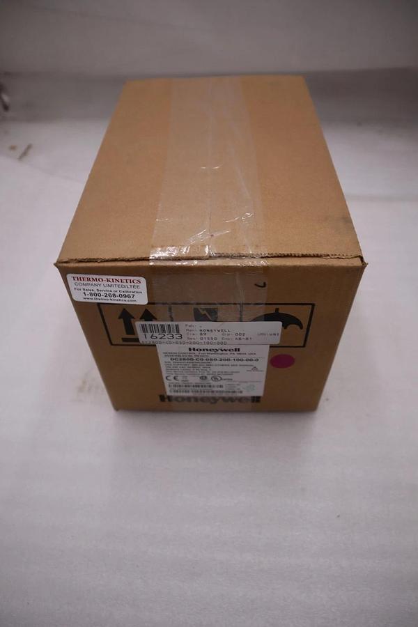 Used NEW HONEYWELL DC2800-C0-0S0-200-100-00-0 DIGITAL CONTROLLER STK SGF134