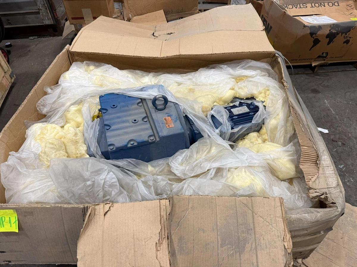 SEW-EURODRIVE R137R77DRE100L4 / R137R77DRE100L4/TH GEAR MOTOR NEW STOCK HP-17