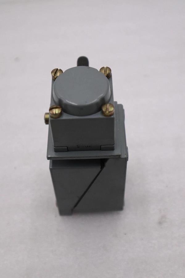 NEW OPEN BOX AB ALLEN BRADLEY 802T-ALP LIMIT SWITCH SER.J 802TALP STK K2112CC