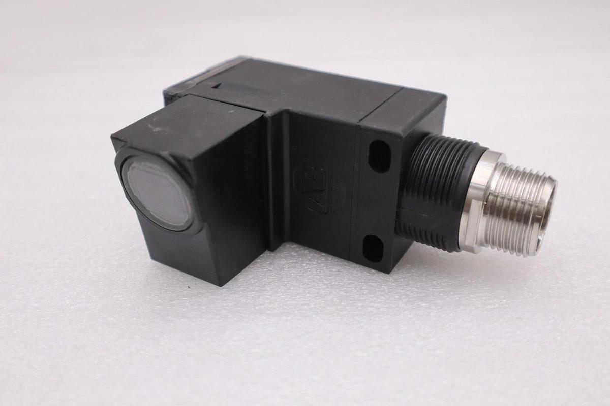 Used ALLEN-BRADLEY 42GTC-9200-QD1 SER A PHOTOELECTRIC SENSOR STOCK H1222A