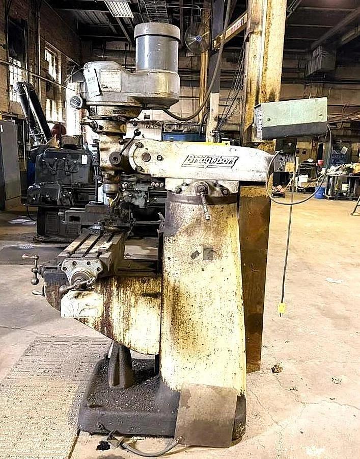 Used BRIDGEPORT VERTICAL MILLING MACHINE WITH ACU-RITE II DIGITAL READOUT