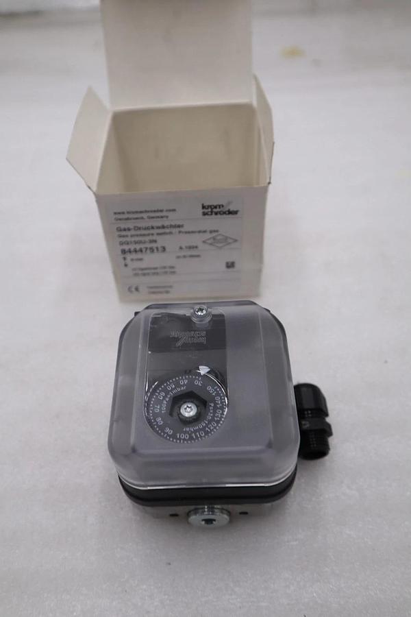 Used NEW KROM SCHRODER DG150U-3N 84447513 GAS PRESSURE SWITCH STOCK H562A