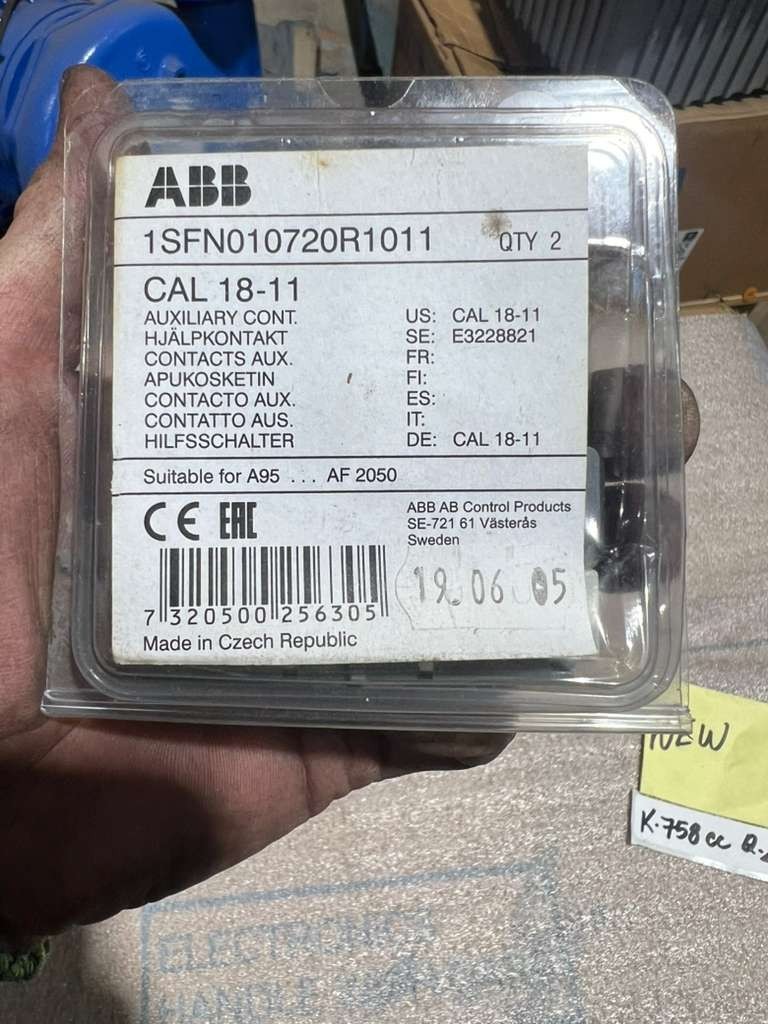 LOT OF 4 -- NEW ABB 1SFN010720R1011 AUXILIARY  CONTACT STK K758CC