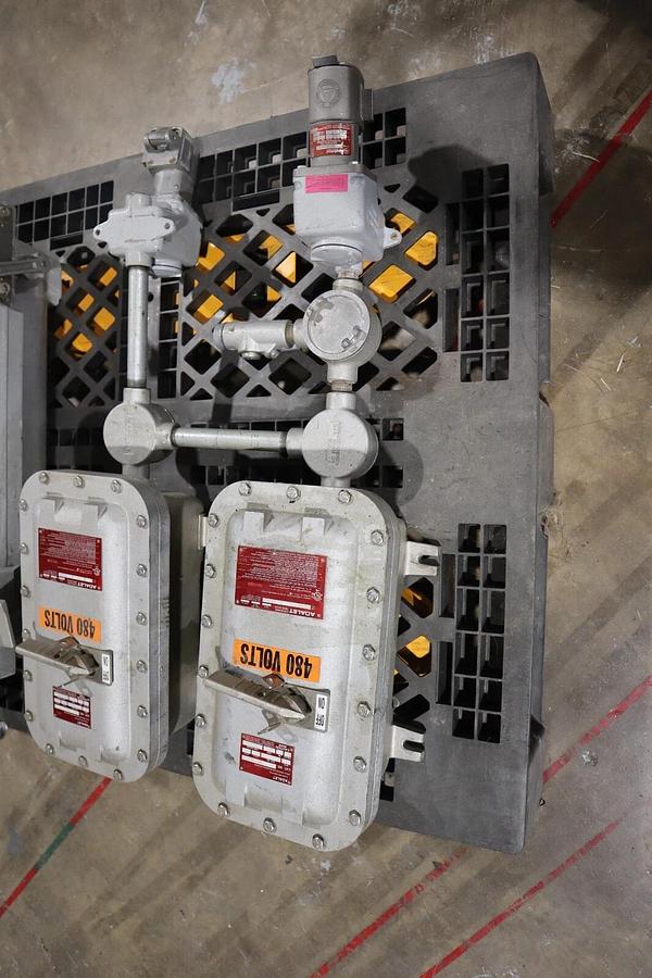 Used ADALET XCE-061305-N4 EXPLOSION PROOF ENCLOSED SWITCH/ CESD3034 RECEPTACLE #W-76