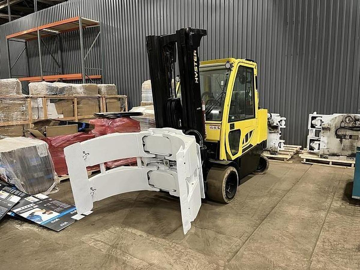Used 2019 12,000 POUND HYSTER MODEL S120FTPRS ENCLOSED CABIN ROLL CLAMP FORKLIFT