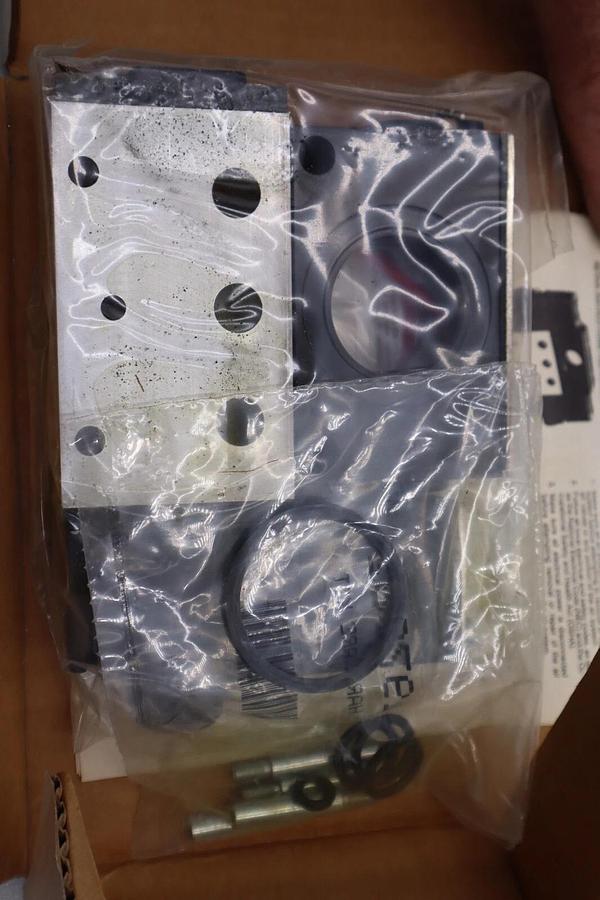 Used NEW SPEEDAIRE 1A211 SINGLE SOLENOID AIR CONTROL  VALVE 3/8INCH STOCK 5497