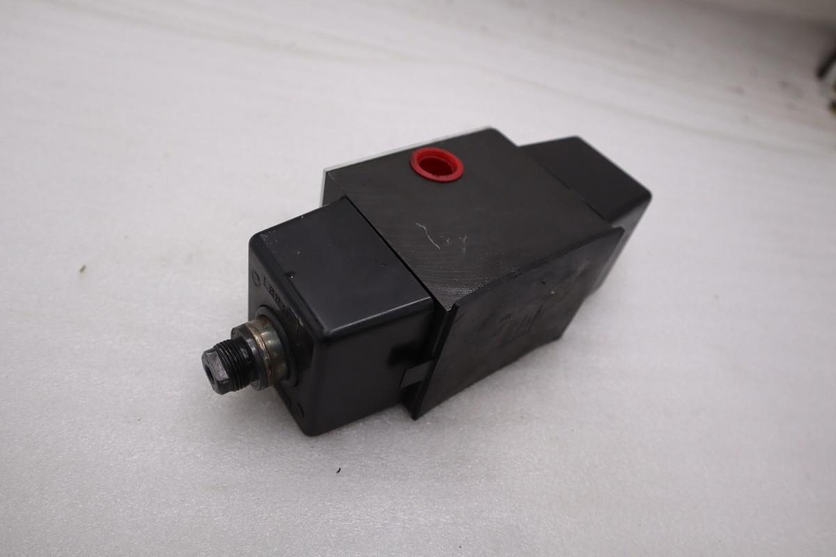 Used PARKER D3W1CNYC HYDRAULIC VALVE STOCK #2172A