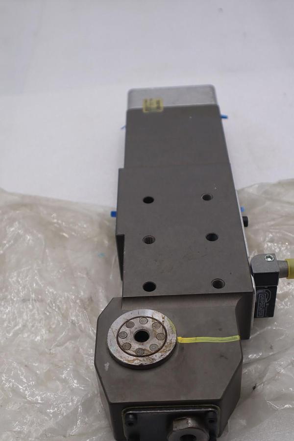 Used BTM CORP 74500E-733228H-135AR-SC2P DC PNEUMATIC POWER CLAMP #827A