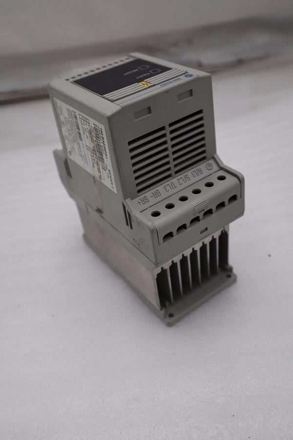 ALLEN BRADLEY 160-BA03NPS1 AC 1HP 380-460V-AC 0-240HZ DRIVE NEVER USED #H386A