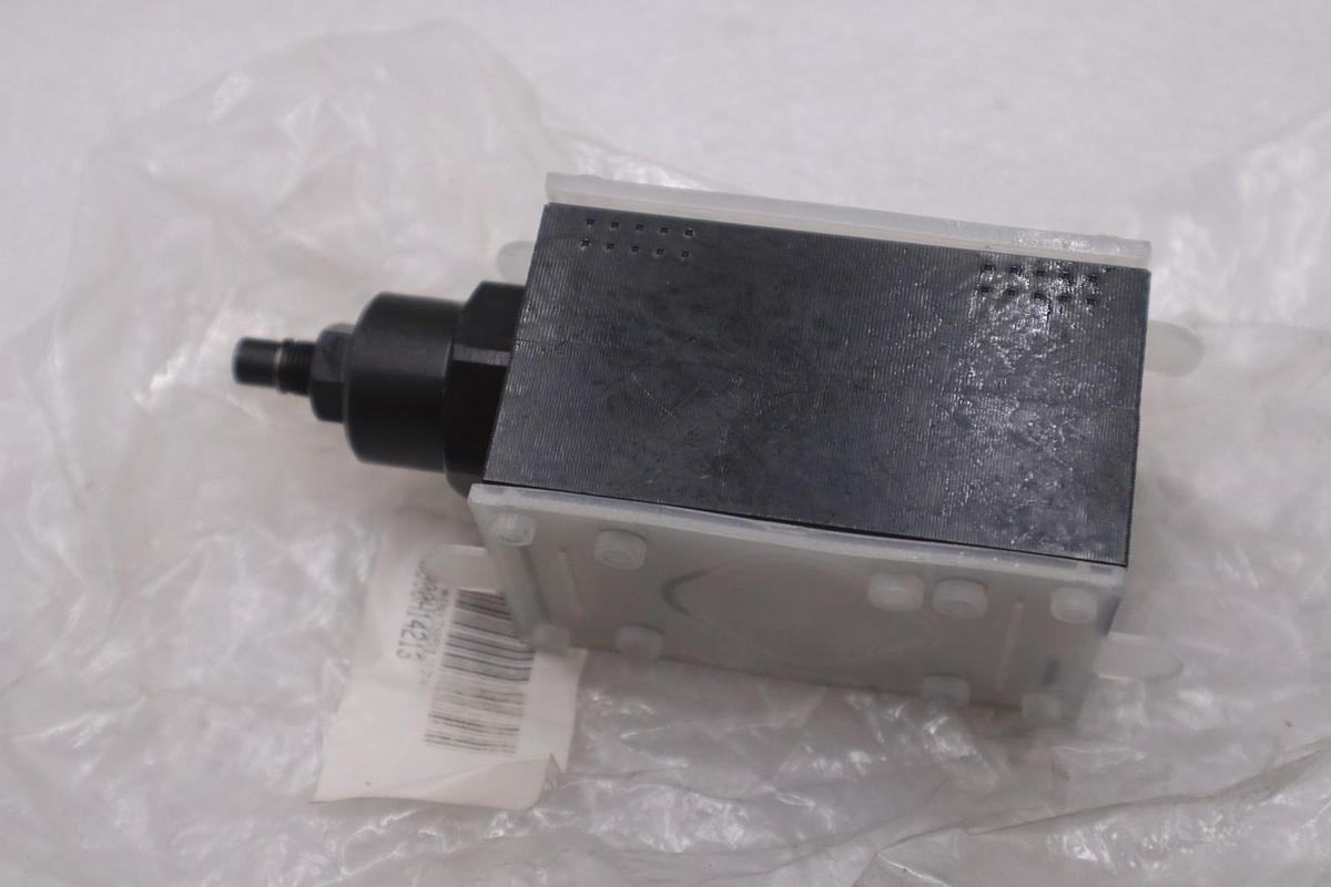 Used VICKERS DGMFN-3-Z-P2W-41 FLOW CONTROL VALVE DGMFN3ZP2W41 STOCK K450B