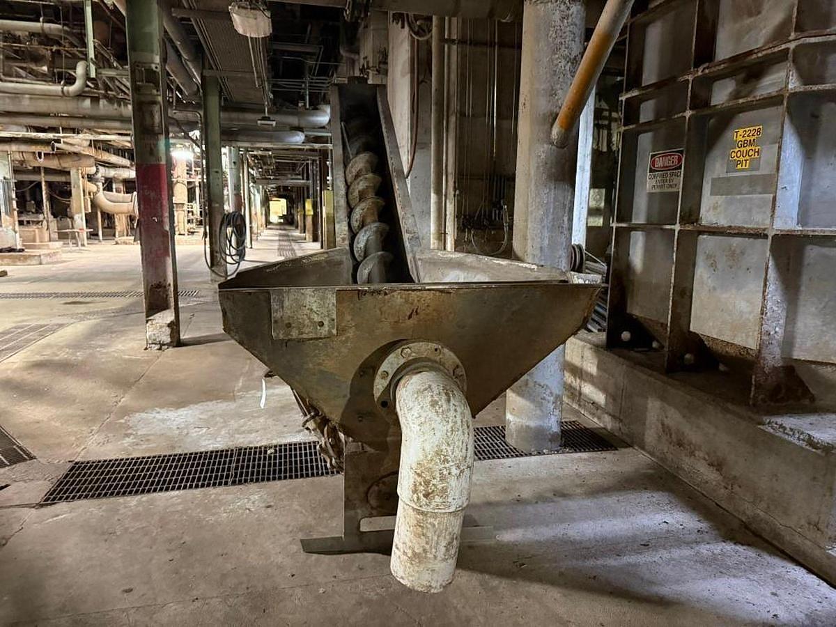 Used INCLINED SCREW AUGER STYLE CONVEYOR