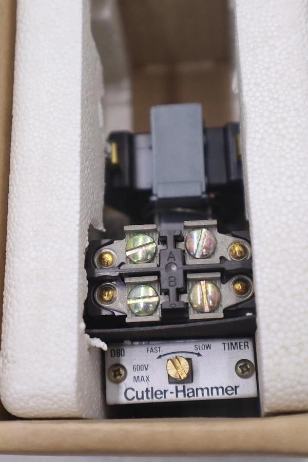 NEW IN BOX CUTLER HAMMER 480VAC COIL PNEUMATIC TIMER D80NE1C STOCK 4548