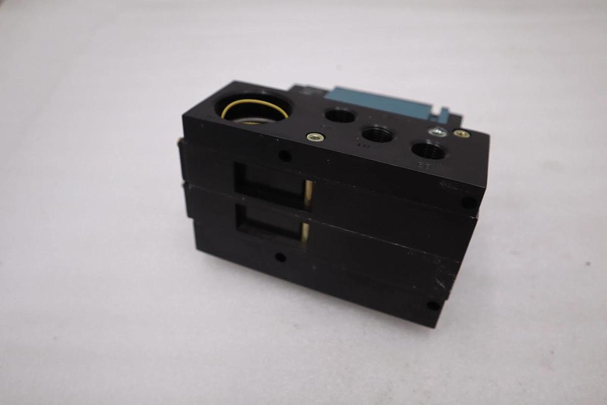 MAC VALVES (2) 92B-AAA-000-DM-DDAP-1DM W/ 92B-000-CJA MANIFOLD BASE STOCK H1302