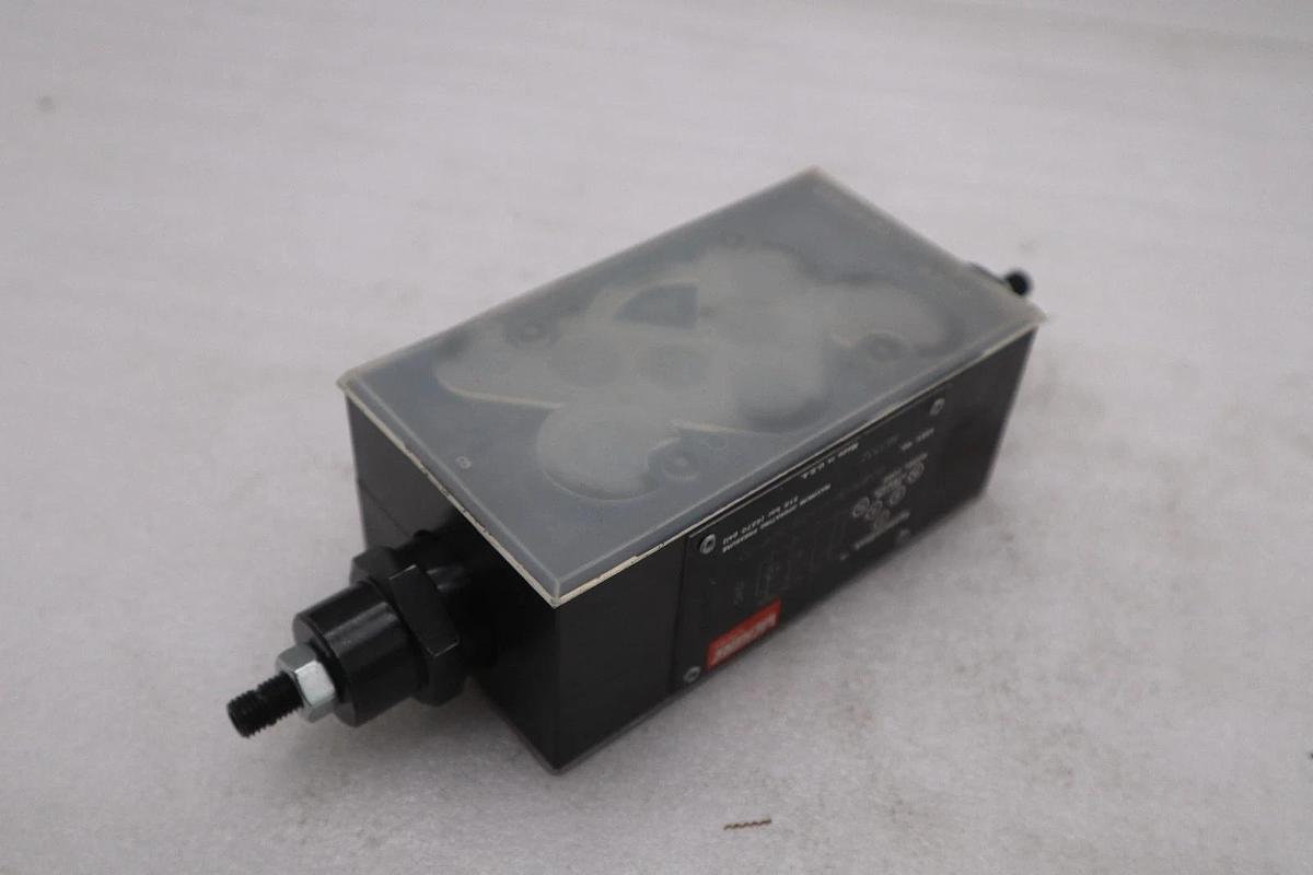 NEW Danfoss Vickers DGMFN-5-Y-A2W-B2W-30 Flow Control Valve STOCK GF-799