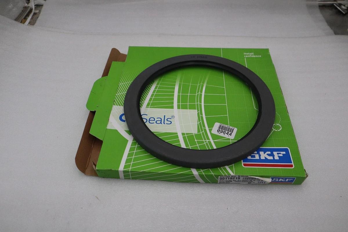 CR (SKF) Radial Shaft Seal 82560 NEW IN BOX (EIGHT AVAILABLE) STOCK 1461B