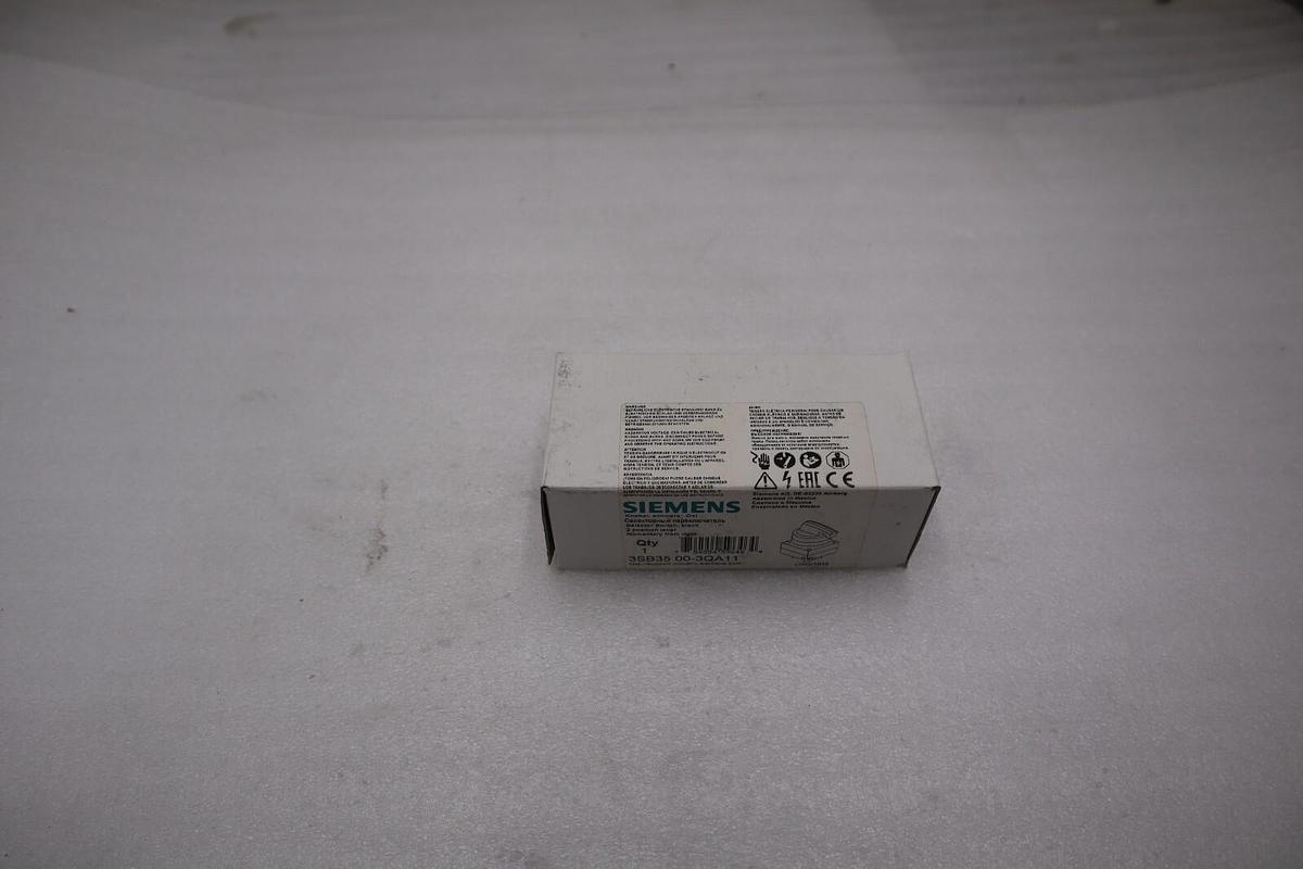 Used NEW OPEN BOX SIEMENS 3SB35 00-3QA11 Lever Momentary Selector Switch STK H70A