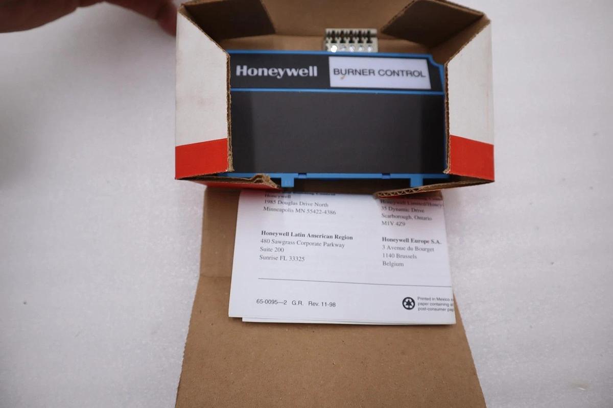 S7820A 1007 NEW Honeywell Remote Reset Module Burner controller FREE SHIPPING