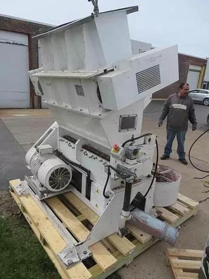 Used TRIA (OMV GROUP) GRANULATOR MODEL 900 NS-R WITH SILENCER