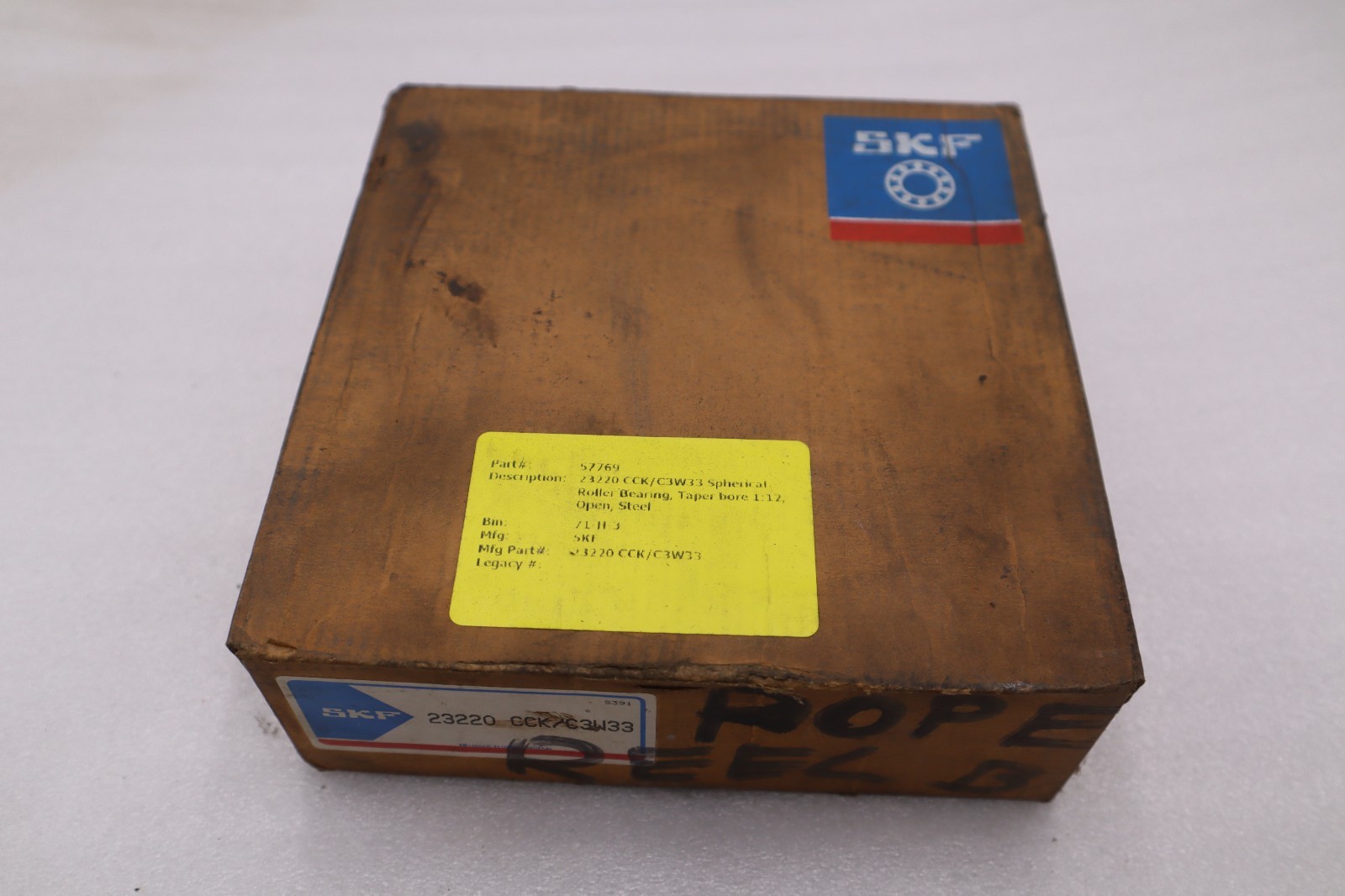 NEW SKF 23220 CCK/C3W33  SPHERICAL ROLLER BEARING STK CC137