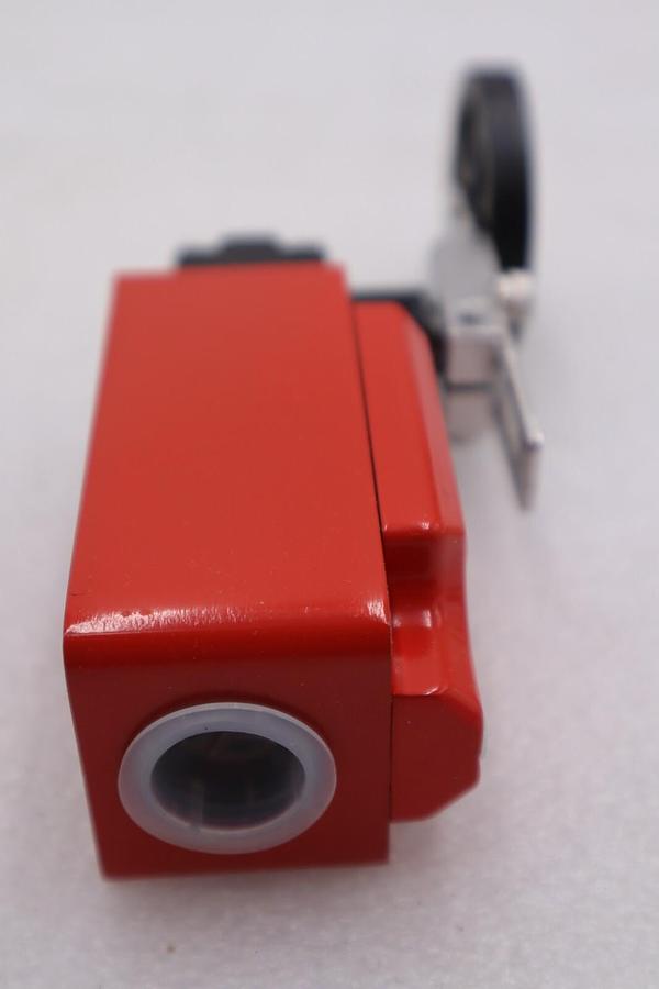 Used ALLEN-BRADLEY 440P-MRRB22E LIMIT SWITCH SER A STOCK #K-2268