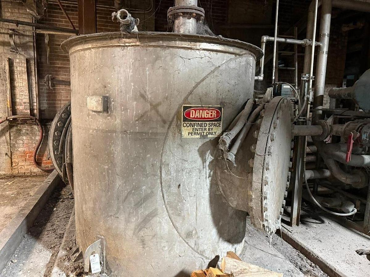 Used 1,500 GALLON 76" X 76" (96" WIDE WITH FLANGES) STAINLESS TANK 304L STAINLESS