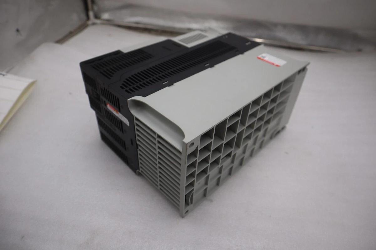 Allen-Bradley 25B-D030N104 PowerFlex 525 VFD 15kW 20Hp AC Drive 25BD030N104 NEW
