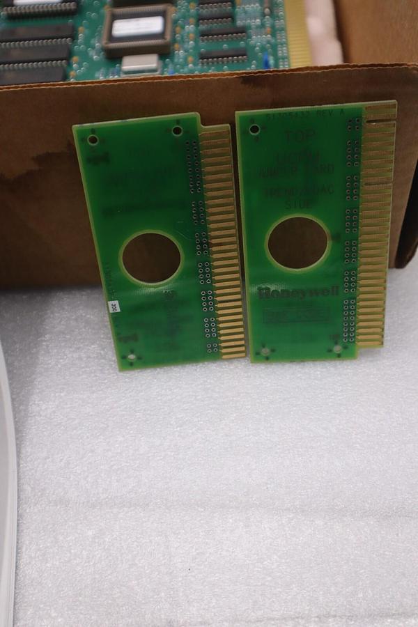 NEW IN BOX HONEYWELL 51305734-100 / 51305734100 STOCK G319