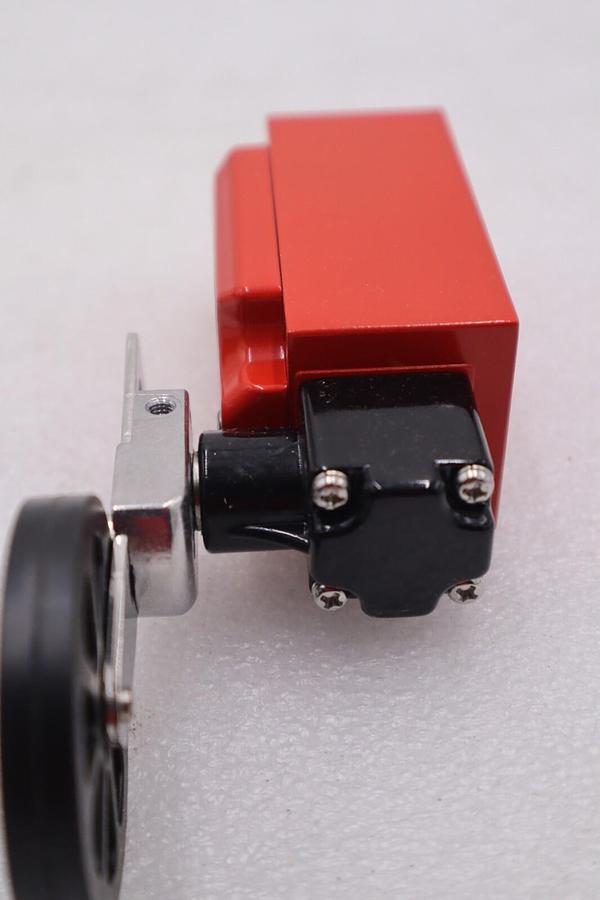 Used ALLEN-BRADLEY 440P-MRRB22E LIMIT SWITCH SER A STOCK #K-2268