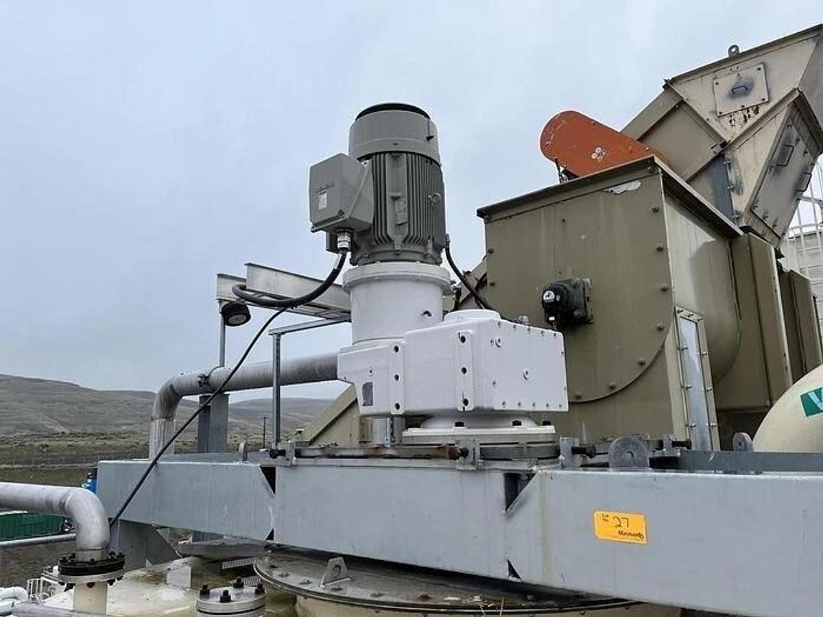 Used T BAILEY 316L STAINLESS STEEL TANK 33' TALL 12' DIAMETER MFG 2018 WITH AGITATOR