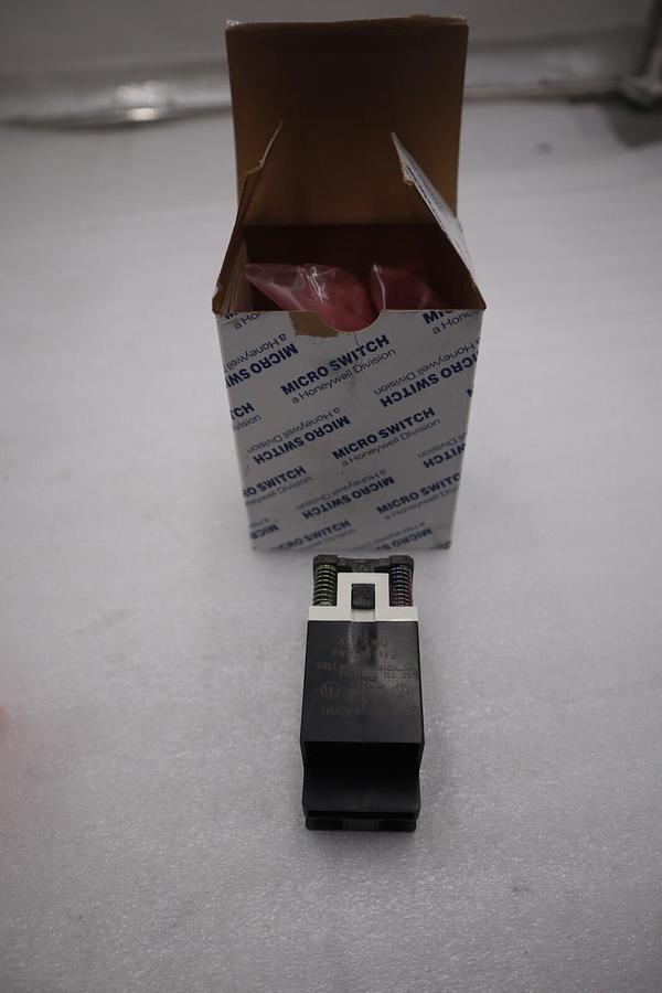 Used NEW OPEN BOX Honeywell Microswitch Kit IPW2L2C7BF2 Pilot Light PW2L2A1AF2 G780A