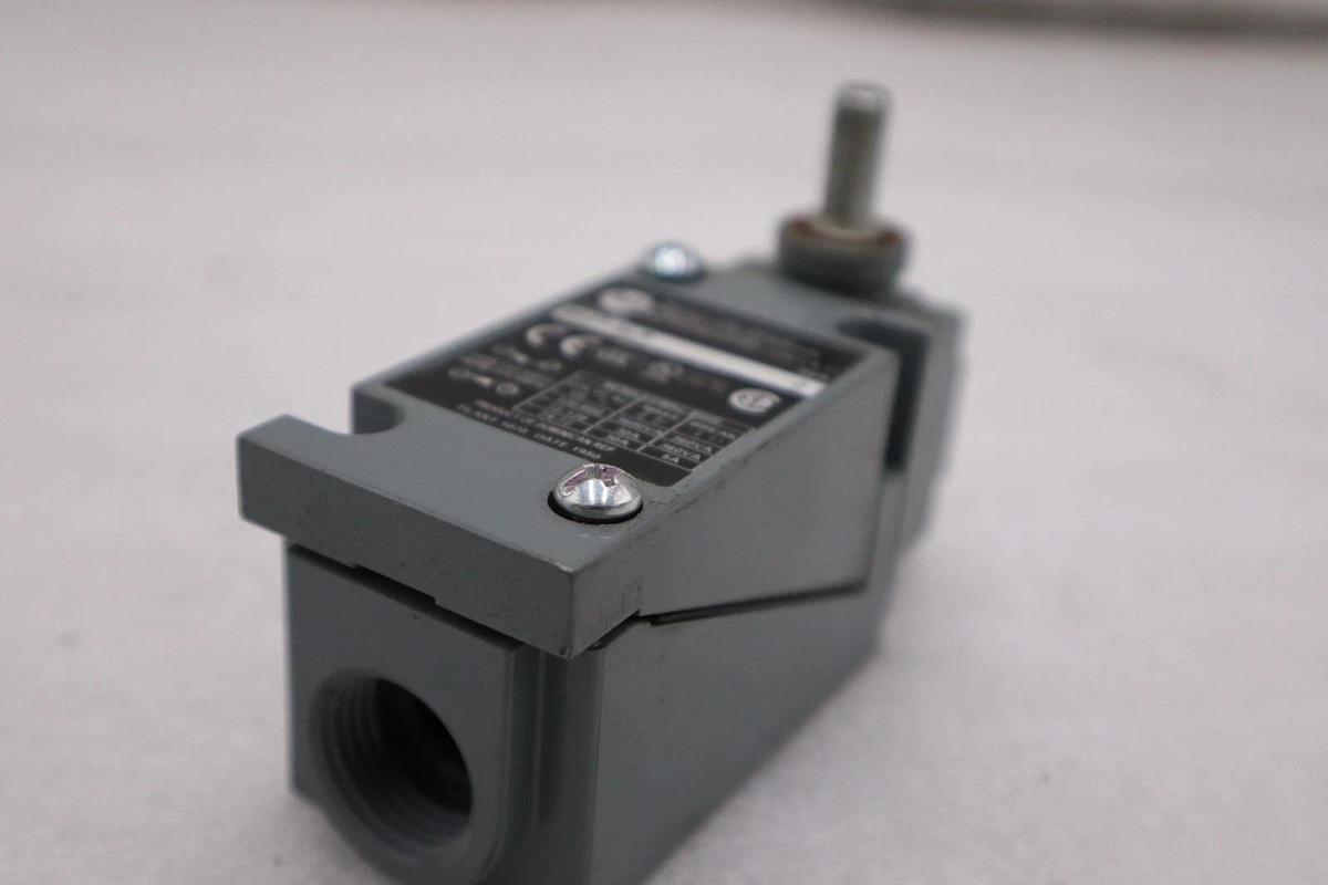 NEW OPEN BOX AB ALLEN BRADLEY 802T-ALP LIMIT SWITCH SER.J 802TALP STK K2111CC