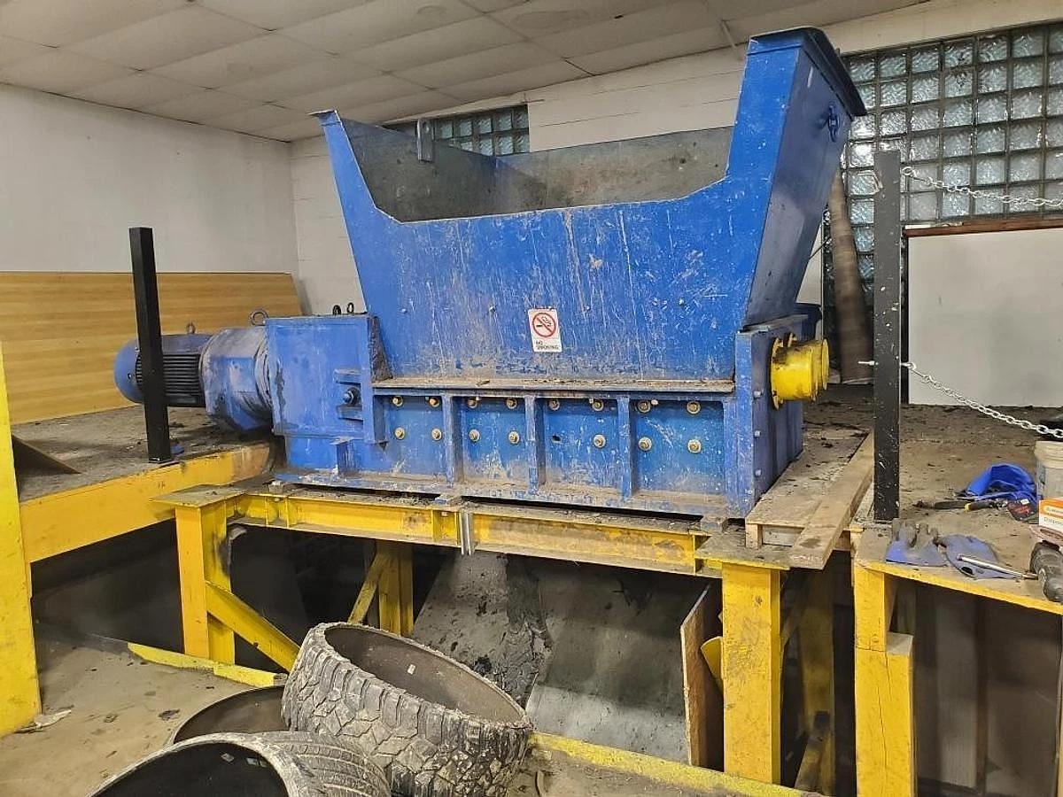 Used SHREDPAX AZ-80 TWIN SHAFT SHREDDER DUAL 40 HP MOTORS (LAST SHREDDING TIRES)