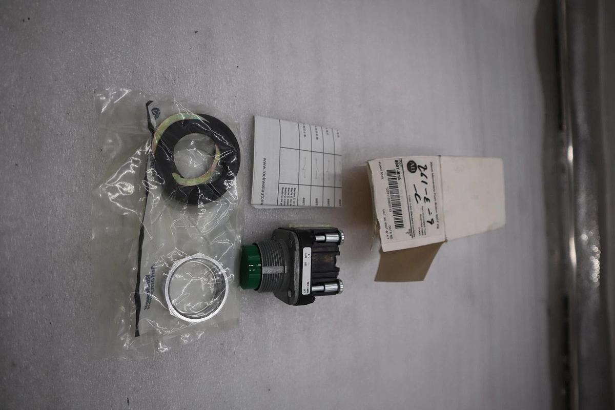 Used LOT OF 2 NEW Allen Bradley 800T-B1A Push Button Extended Head Green STK K4003CC