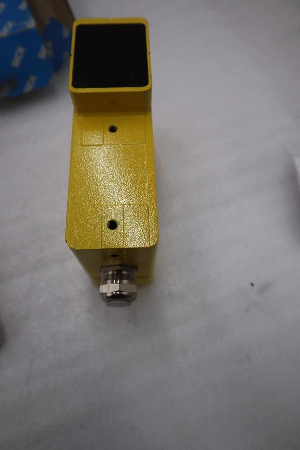 Used SICK WSU 26/2-130 Photoelectric Sensor 1 015 725 24VDC 6W NEW IN BOX #GF141A