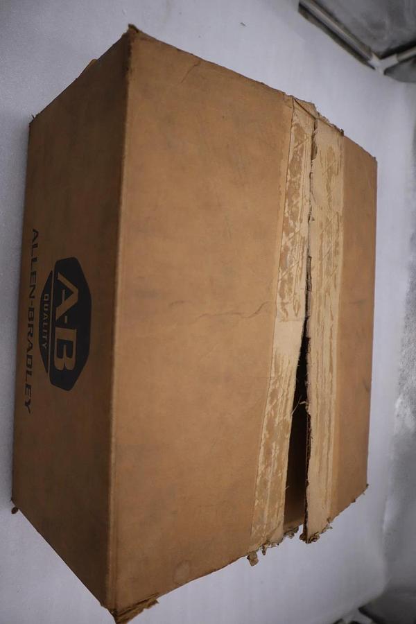 Used NEW ALLEN BRADLEY 520F-A0D SER W REVERSING STARTER SIZE 0 - STOCK 1417CC