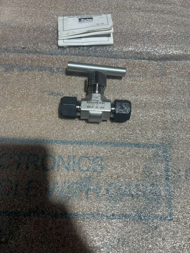 NEW Parker 8Z-V8LR-SS 1/2” Needle Valve 1/2” STK K751CC