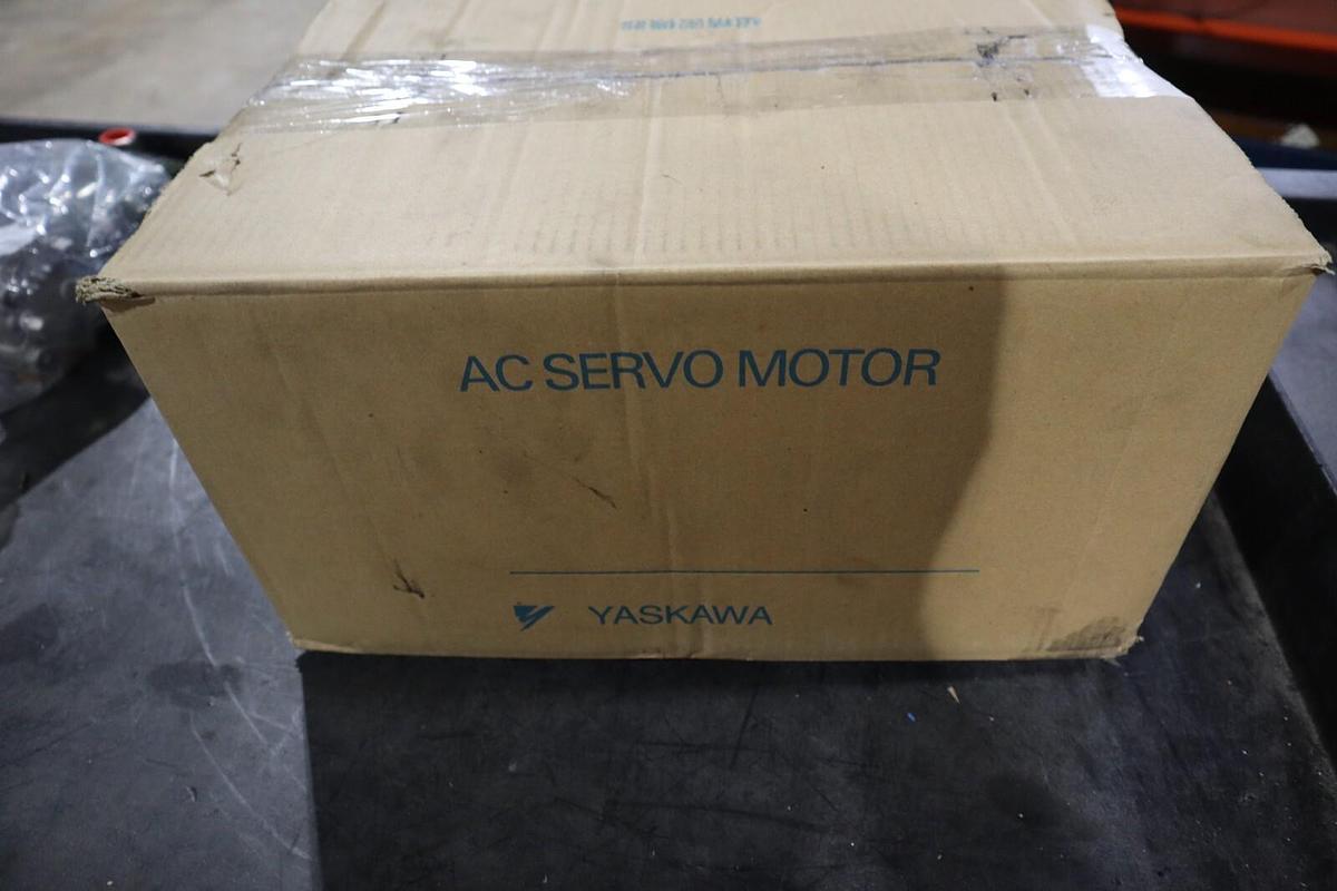 NEW IN BOX Yaskawa SGMGH-44ACA6E Motors-AC Servo STOCK 3479A