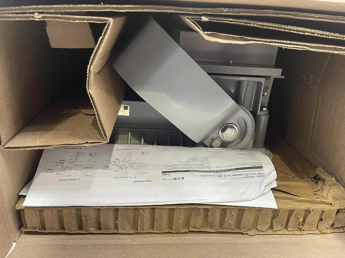 Eaton Crouse-Hinds series Champ Pro LED floodlight PFMA13LCY-UNV34-76 STK 3422