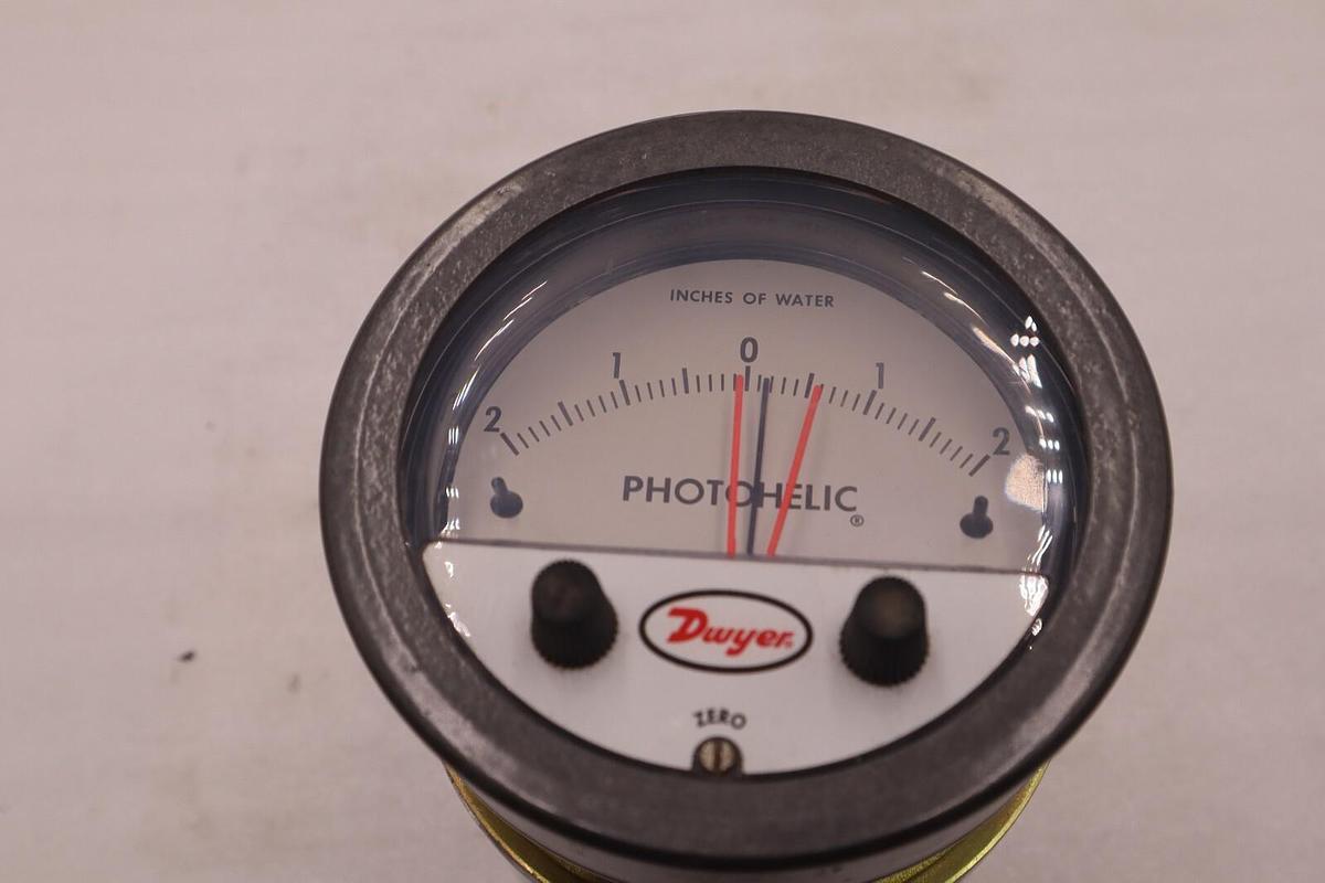 Used Dwyer 3304 Photohelic Pressure Switch Water Gauge STOCK 5524