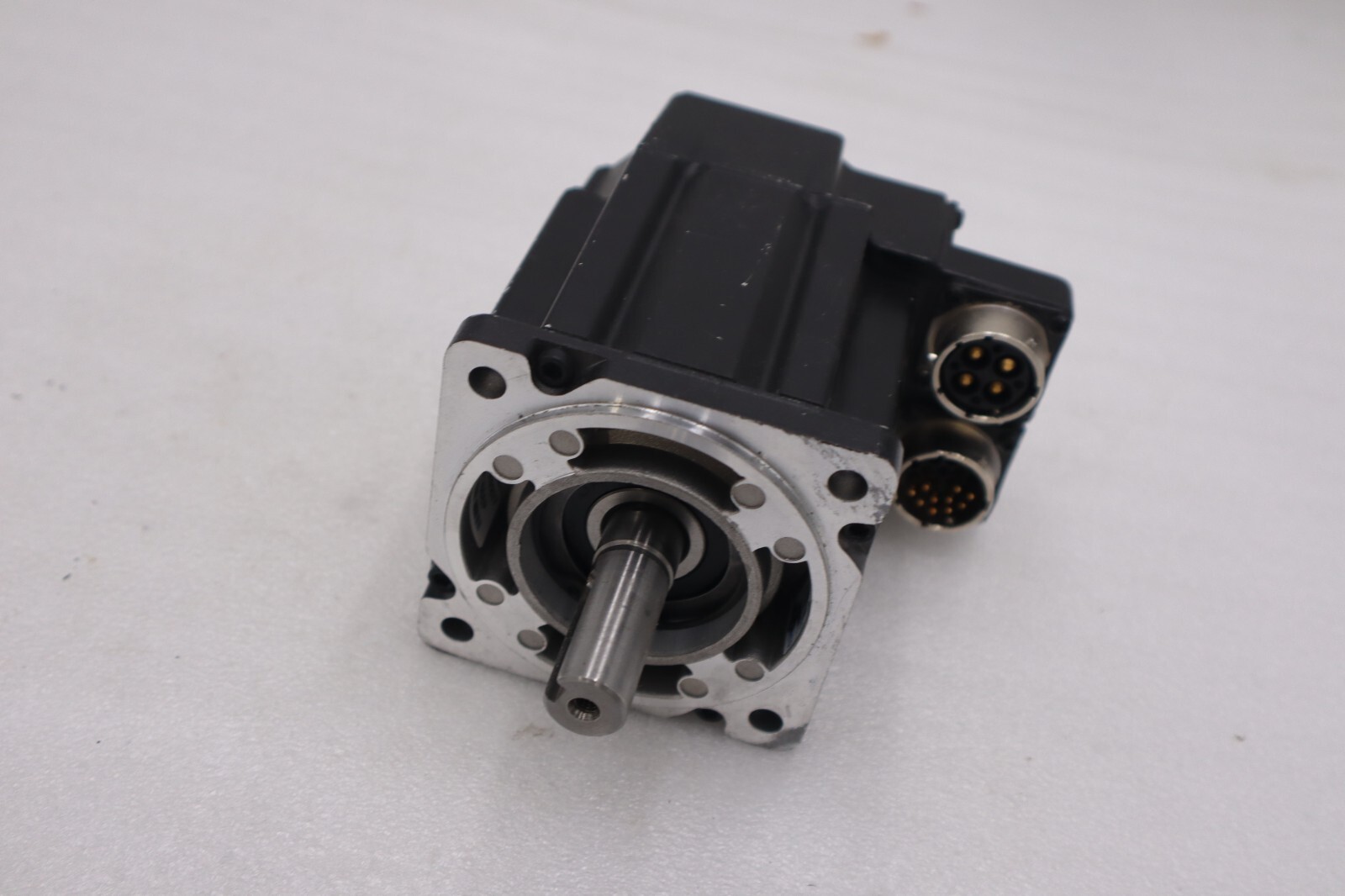 Used Allen Bradley MPL-B310P-MJ22AA Servo Motor 5000 Rpm 460 Volts STOCK 529-B