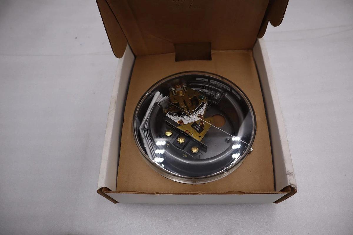NEW OPEN BOX Dwyer Mercoid DA-7031-153-9 DA Bourdon Tube Pressure Switch -GF158