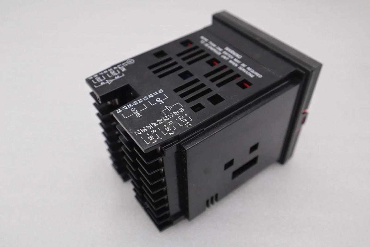 HONEYWELL DC2800C01S02001000 / DC2800-C0-1S0-200-100-00-0 DIGITAL CONTROLLER NEW