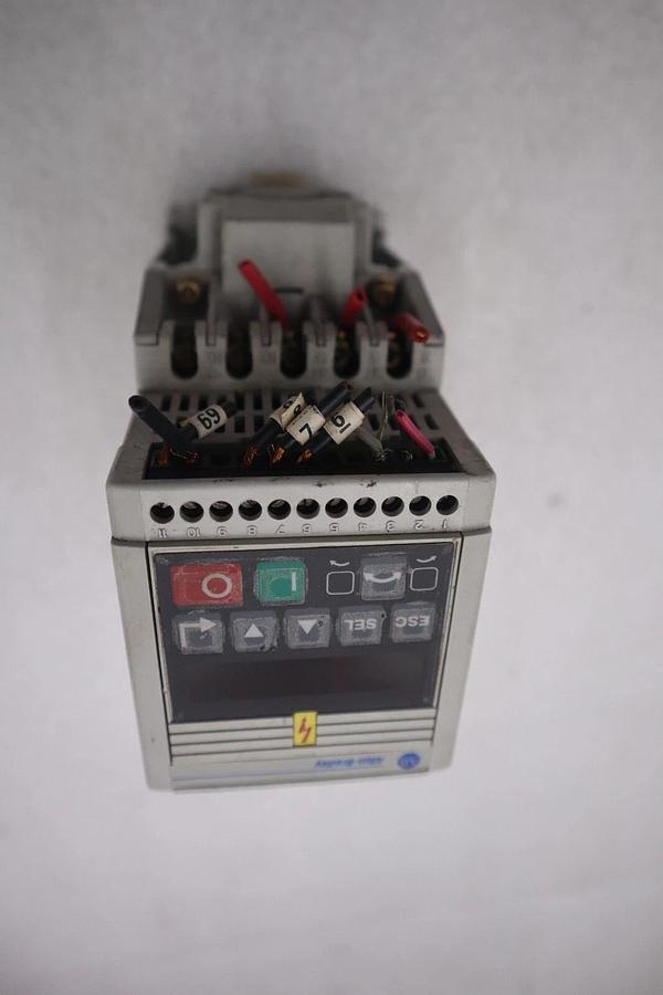 Used ALLEN BRADLEY 160-AA04NSF1 1 HP SPEED DRIVE 240 VAC 1 SER B #K-2576-B