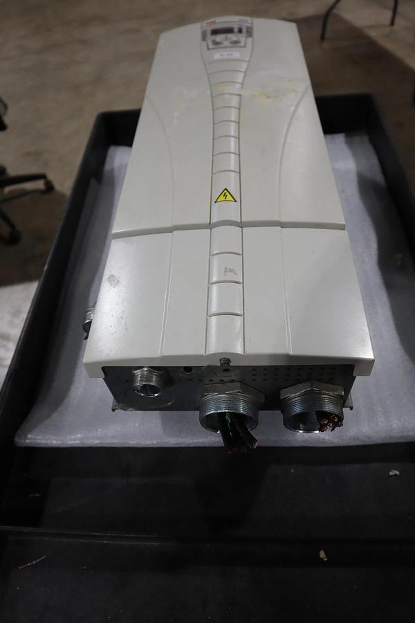 Used ABB ACH550-UH-125A-4 AC DRIVE 550 SERIES 3 PHASE 380-480 V AC STOCK S685