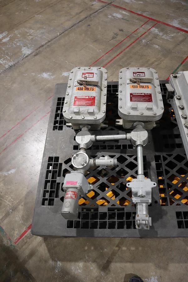 Used ADALET XCE-061305-N4 EXPLOSION PROOF ENCLOSED SWITCH/ CESD3034 RECEPTACLE #W-76